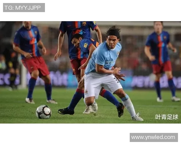 足球明星挑战极限爬墙高清图片展现运动魅力与勇气 足球明星挑战极限爬墙高清图片展现运动魅力与勇气