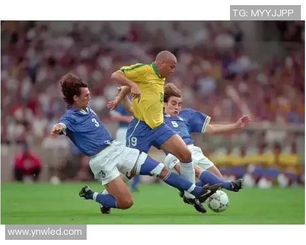 足球巨星与儿子共度快乐时光踢球视频温馨瞬间感动无数球迷