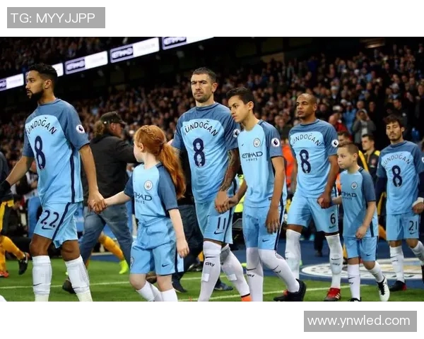 足球明星与父亲温情合影展现亲情与奋斗历程的感人瞬间 足球明星与父亲温情合影展现亲情与奋斗历程的感人瞬间