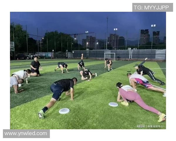 中班户外体育游戏飞盘活动促进儿童身体协调与团队合作能力提升