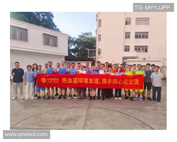 明星篮球场上的亲密合影展现运动与友谊的完美结合 明星篮球场上的亲密合影展现运动与友谊的完美结合